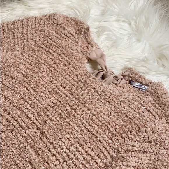 Jennifer Lopez Rose Sweater with back bow - Picture 2 of 5